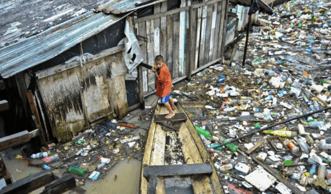 Material plástico contamina comunidades da Amazônia