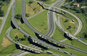 Empresa elabora quase 5 mil planos de adaptação climática para fortalecer a resiliência de rodovias, aeroportos, metrôs e trens