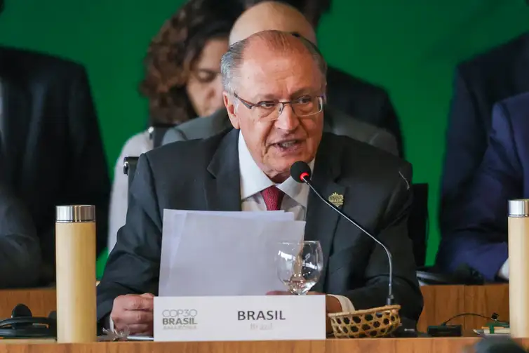 Fabio Rodrigues-Pozzebom/ Agência Brasil Brasília (DF) 13/10/2025 - O presidente da República em exercício, Geraldo Alckmin, acompanhado de vários ministros, participa da abertura da Pré-COP30. Foto: Fabio Rodrigues-Pozzebom/Agência Brasil