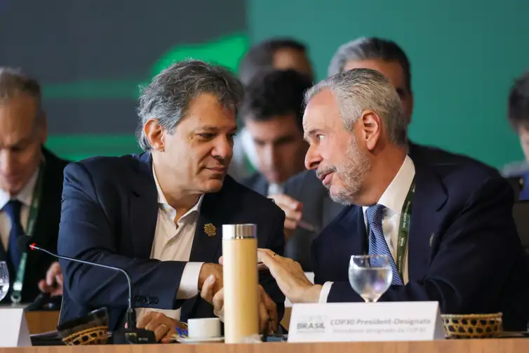 Fabio Rodrigues-Pozzebom/ Agência Brasil Brasília (DF) 13/10/2025 - O ministro da Fazenda, Fernando Haddad, e o presidente da COP30, embaixador André Corrêa do Lago, participam da abertura da Pré-COP30. Foto: Fabio Rodrigues-Pozzebom/Agência Brasil