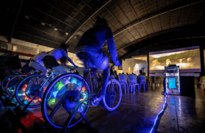 Cinema ao ar livre movido a energia limpa de bicicletas estreia em Penha