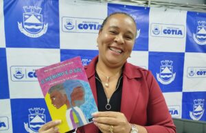 Professora de Cotia lança livro e defende Educação Antirracista