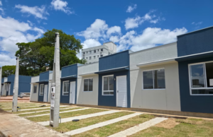 Entrega de 31 casas permanentes beneficia famílias atingidas pelas enchentes em Porto Alegre
