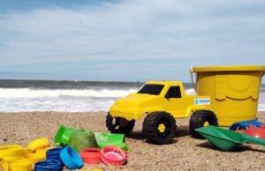 Plástico recolhido em mutirão vira brinquedo de Natal para crianças de projetos sociais em Itajaí