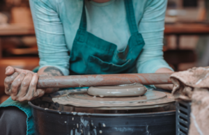 Ateliê de cerâmica cria sistema próprio para reter e reaproveitar resíduos de argila e esmalte