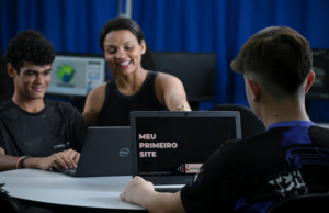 Projeto forma mais de 360 jovens em tecnologia e amplia inclusão com foco em desenvolvimento sustentável