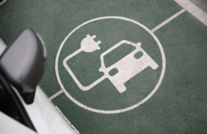 Carro elétrico vira power bank e mantém a casa funcionando durante apagões em São Paulo