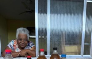 Comunidade da Mangueira reusa óleo de cozinha e já protegeu 185 milhões de litros de água em menos de um ano