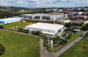 Empresa de embalagens amplia uso de energia renovável com nova instalação solar em fábrica de Vinhedo