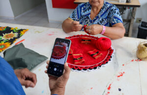 Em Uchoa, projeto oferece oficinas gratuitas de artesanato, tecnologia e empreendedorismo para pessoas idosas