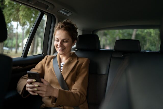 woman-traveling-with-her-car Grande