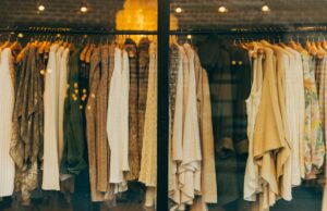 O que podemos aprender com o fast fashion? Conheça os erros e acertos do ecossistema que mais impacta a moda